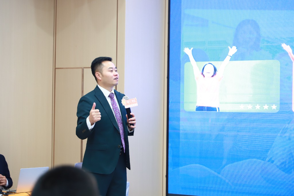 王天霖在莲花演说课堂进行演讲训练示范